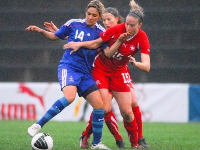 Louisa Necib à la lutte avec Caroline Abbé