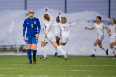 La buteuse finlandaise Rantala au premier plan contraste avec la joie tricolore au fond La buteuse finlandaise Rantala au premier plan contraste avec la joie tricolore au fond