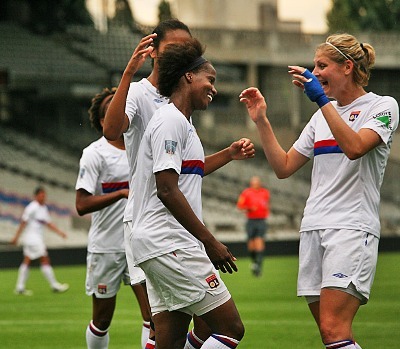 Katia félicitée après son but (photo : Van Gol)