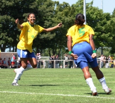 Danielle Silva, à gauche, meilleure buteuse (photos : Sébastien Duret)