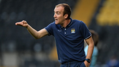 L'entraîneur Nick Cushing L'entraîneur Nick Cushing