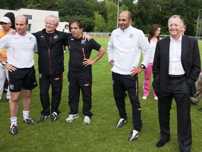 Farid Benstiti au centre, dimanche dernier sur le terrain de Montigny aux côtés notamment du Président Aulas (photo : Eric Baledent/Le Moustic Production)