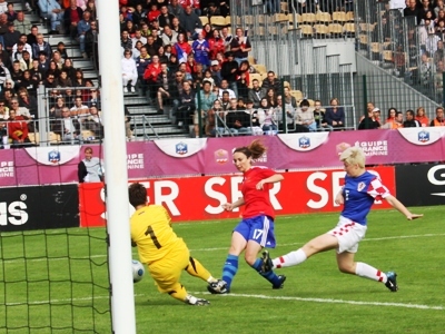 Thiney ouvre le score sur cette action Thiney ouvre le score sur cette action
