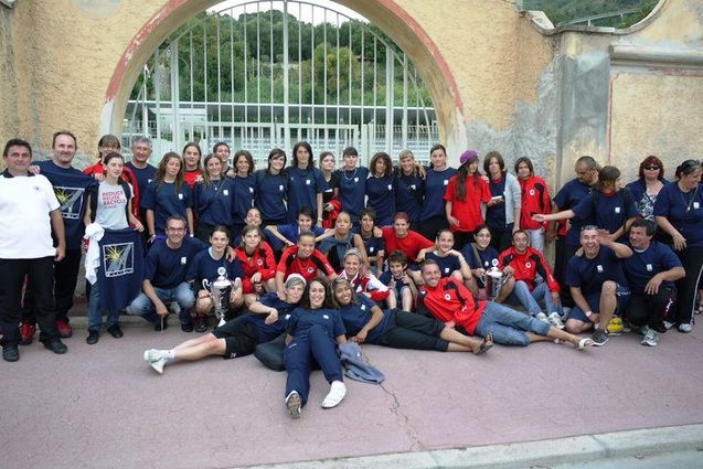 Joueuses, staff et supporters de Monteux après la finale