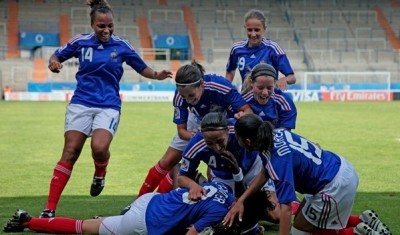 Makanza auteur d'un doublé fêtée par ses partenaires (photo : fifa.com)