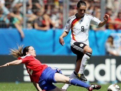 Butel tente d'arrêter Wagner (photo : fifa.com)