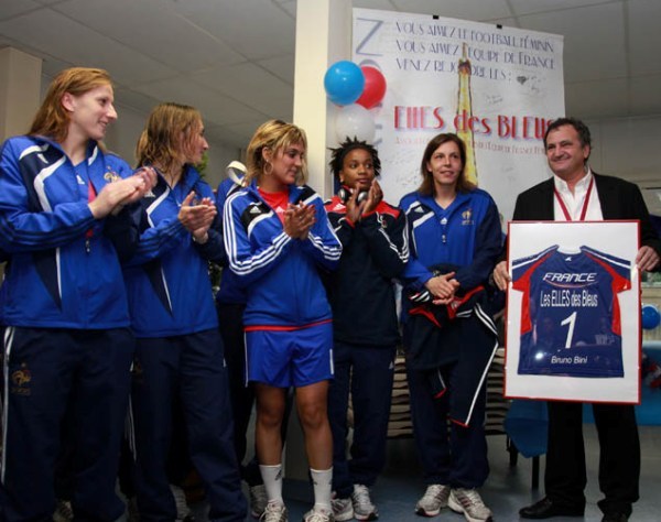 Le sélectionneur Bruno Bini et les joueuses lors du lancement à Besançon Le sélectionneur Bruno Bini et les joueuses lors du lancement à Besançon