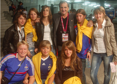 Le sélectionneur Bruno Bini et Gaétane Thiney venus rencontrer les joueuses de l’ASPTT Laon,  fidèles supportrices et futures membres des EllES des Bleus, lors du match à Troyes