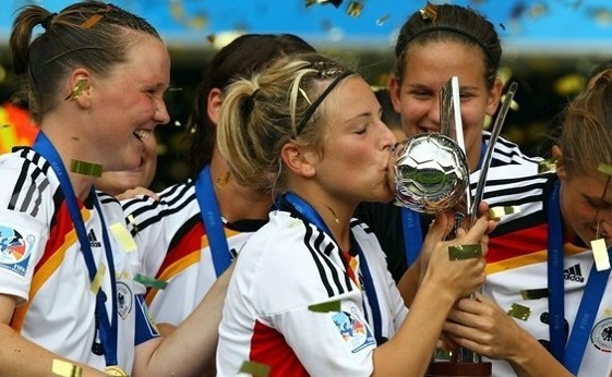 Les Allemandes exhultent sur le podium (crédit photo Getty Images pour Fifa.com)