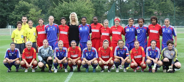 Les deux formations avant le coup d'envoi en présence d'Adriana Karembeu venue assister à la rencontre (crédit photo Sébastien Duret)