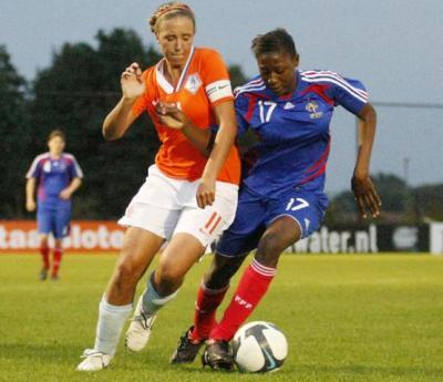 Diani au duel  (photo : Léo Soeters/Vrouwenvoetbalnederland)