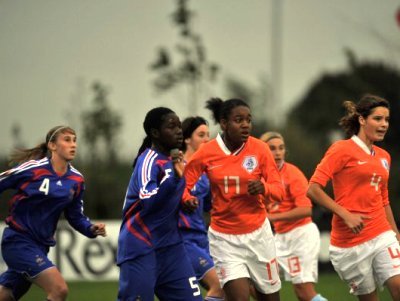 La défense française n'aura pas cédé (photo : Dominique Lardinois/vrouwenvoetbalnederland)