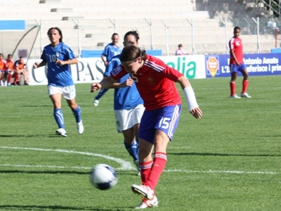 Sur cette reprise, Elise Bussaglia a égalisé pour les Bleues (photo : S. Duret) Sur cette reprise, Elise Bussaglia a égalisé pour les Bleues (photo : S. Duret)