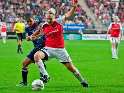 Shirley Cruz défend devant Linda Bakker (photos : Lisette Nolden)