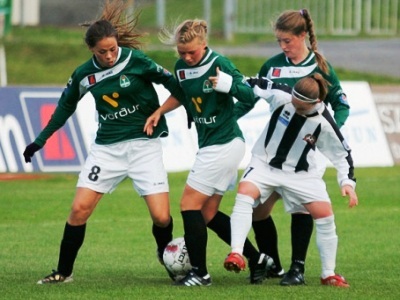 Machart à la lutte avec trois adversaires (photo : fotbolti)