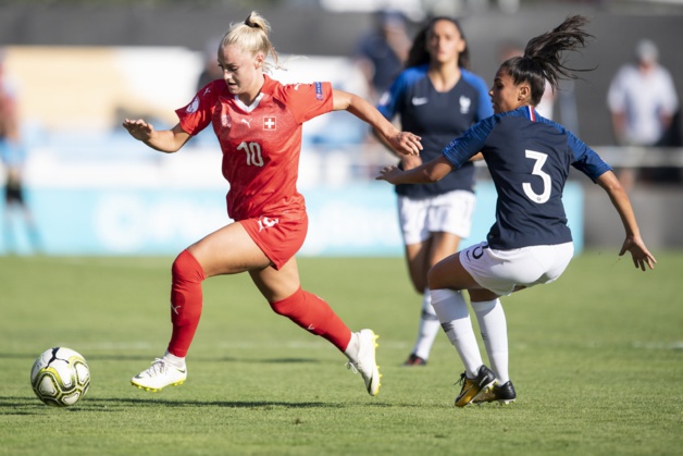 Lehmann qui déborde Bourma, a permis à la Suisse d'accrocher le nul (photo UEFA) Lehmann qui déborde Bourma, a permis à la Suisse d'accrocher le nul (photo UEFA)