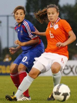 Lavogez à gauche (photo : vrouwenvoetbal.nl) Lavogez à gauche (photo : vrouwenvoetbal.nl)