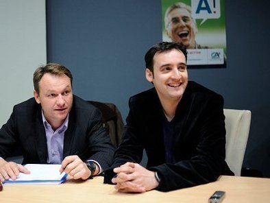 A 30 ans, Julien Gourbeyre (ici en compagnie de Fréderic Hantz) a décidé de mêler passion d'éducateur et profession de journaliste pour créer VESTIAIRES, le premier magazine à destination des éducateurs de football.... A 30 ans, Julien Gourbeyre (ici en compagnie de Fréderic Hantz) a décidé de mêler passion d'éducateur et profession de journaliste pour créer VESTIAIRES, le premier magazine à destination des éducateurs de football....