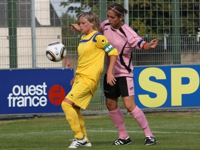 Julie Morel, maillot jaune fait la course en tête (photo : S. Duret)