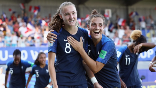 Fercocq félicitée par Thibaud a inscrit le second but du match (photo FIFA.com)