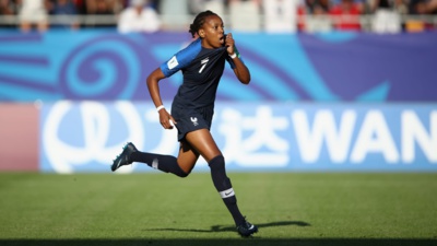 Emelyne Laurent signe un doublé (photo FIFA.com)