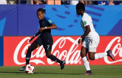 Emelyne Laurent a pris le dessus sur son couloir droit (photo AFP) Emelyne Laurent a pris le dessus sur son couloir droit (photo AFP)