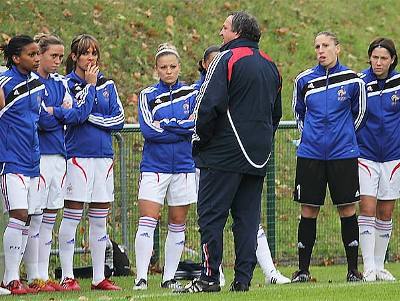 Bruno Bini avec la sélection dont Camille abily (photo : Van Gol)