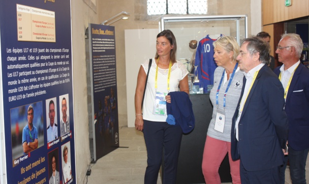 Corinne Diacre, Noël Le Graët, avec Elisabeth Bougeard-Tournon en charge du projet du Musée (photo : Sébastien Duret)