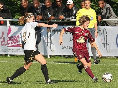 Tonazzi face à Bompastor lors du match Juvisy - Lyon (1-3) (photo : Jean-François)