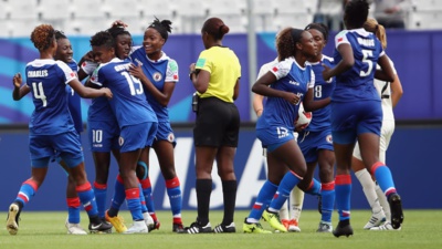 Les Haïtiennes ont fait le spectacle sur le terrain et en tribune (photo FIFA.com) Les Haïtiennes ont fait le spectacle sur le terrain et en tribune (photo FIFA.com)