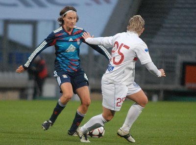 Alignée à la récupération, Ingrid Stensland a ensuite occupé le poste d'arrière-droit (photo : D. Dupont) Alignée à la récupération, Ingrid Stensland a ensuite occupé le poste d'arrière-droit (photo : D. Dupont)