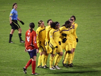 Amani félicitée après son but (photo : Sébastien Duret)