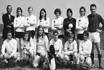 SAISON 1972-1973 Les toutes Premiéres Pionniéres Entraîneurs : Roger Micalaudis, Guy Sittler Dirigeants : Claude Quintaine, Serge Crespau DEBOUTS: Roger MICALAUDIS (entraineur), Joëlle EVENO, Michèle BROQUART, Nathalie. VARELA, Geneviève LAZARO, Jo