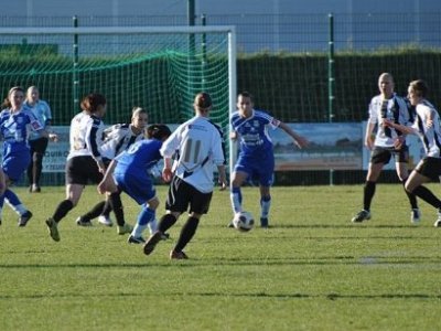 Dolorès Silvestri, ici encerclée par cinq Juvisiennes, a trouvé la faille à la demi-heure de jeu (photo : Marie Girousse)