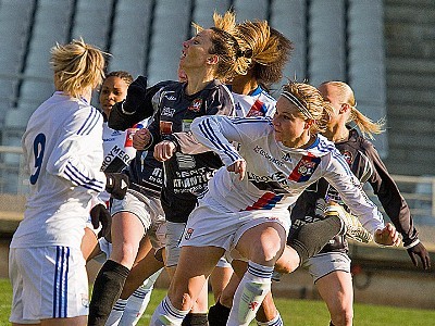 Thiney encerclée par une solide équipe lyonnaise (photo : Van Gol)