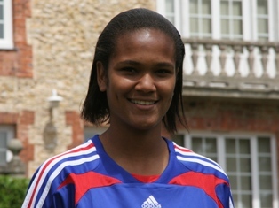 Wendie Renard avec le maillot U19 en 2008 (photo : S. Duret)