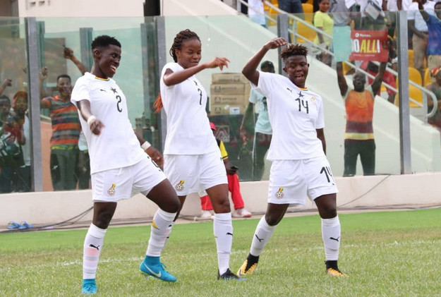 La buteuse Amfobea, à gauche, Sumaila, élue joueuse du match et Boakye fêtent le but des Black Queens