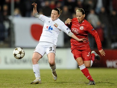 Gwenaëlle Butel à la lutte avec Monique Kerschowski (photo : Jan Kuppert)