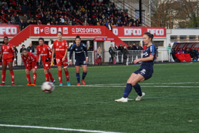 Thiney a ouvert le score (photo footofeminin) Thiney a ouvert le score (photo footofeminin)