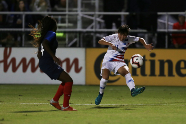 Emeline Saint-Georges à gauche défend devant Kroeger (photo US Soccer) Emeline Saint-Georges à gauche défend devant Kroeger (photo US Soccer)