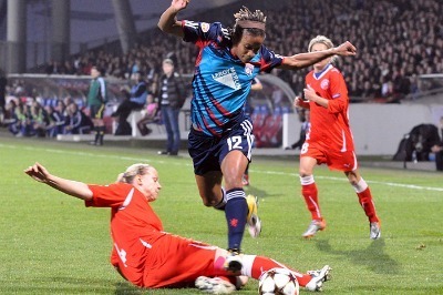 Elodie Thomis et ses partenaires vont devoir maintenir leurs chances de qualification intactes en vue du match retour en Angleterre (photo : Alexandre Ortega) Elodie Thomis et ses partenaires vont devoir maintenir leurs chances de qualification intactes en vue du match retour en Angleterre (photo : Alexandre Ortega)