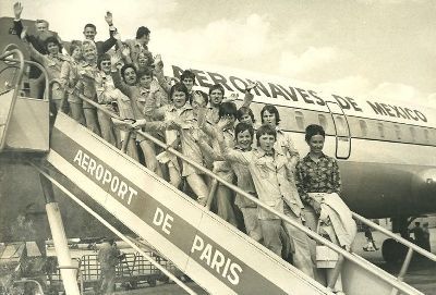 Les Françaises devant l'avion qui les emmena au Mexique à l'été 1971