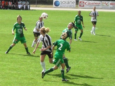 La meilleure buteuse du championnat au duel avec Brevet et Soulard (photo : Y. Bardy) La meilleure buteuse du championnat au duel avec Brevet et Soulard (photo : Y. Bardy)