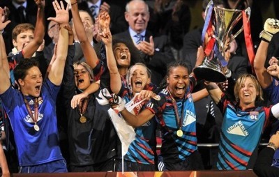 Lyon lève le trophée européen (photo : uefa.com)