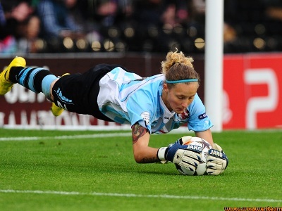La gardienne Sarholz n'aura pas pu éviter la défaite lyonnaise (photo : vrouwenteam.be) La gardienne Sarholz n'aura pas pu éviter la défaite lyonnaise (photo : vrouwenteam.be)