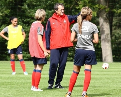 Bruno Bini et les Bleues quittent Clairefontaine ce mardi matin (photo : Jean-François Jeanson)