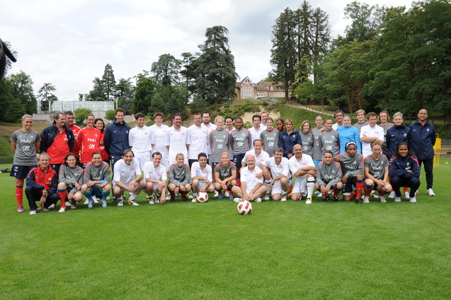 Les journalistes et les joueuses avant le duel (photo : DR)