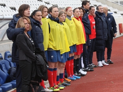 Marilou Duringer au premier plan lors de l'hymne Marilou Duringer au premier plan lors de l'hymne