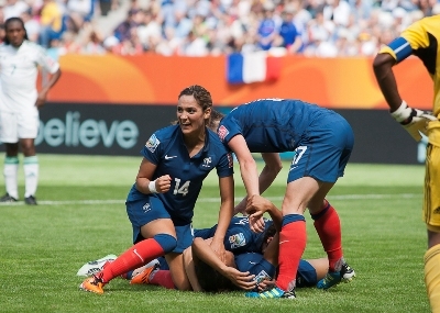 Marie-Laure Delie félicitée par ses partenaires et la joie de Louisa Necib, élue joueuse du match