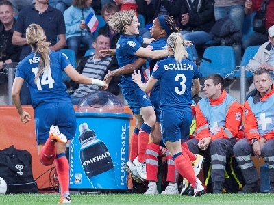 Sonia Bompastor tout à sa joie vient féliciter Elodie Thomis, la quatrième buteuse (Photo : Eric Baledent)